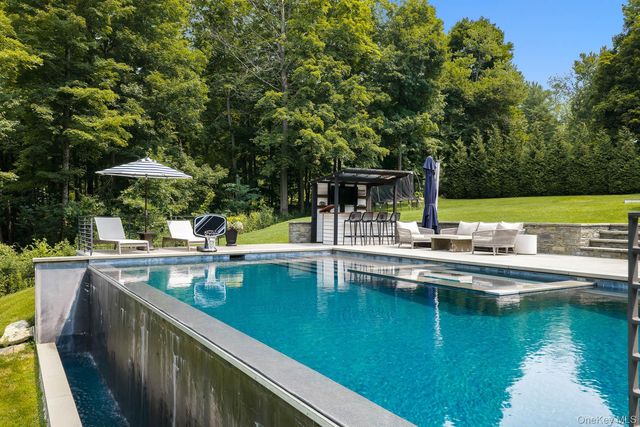 8 Seymour Place W, Armonk, NY 10504