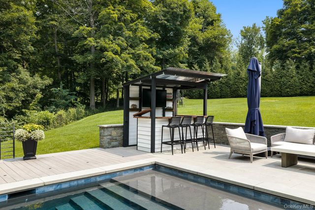 8 Seymour Place W, Armonk, NY 10504