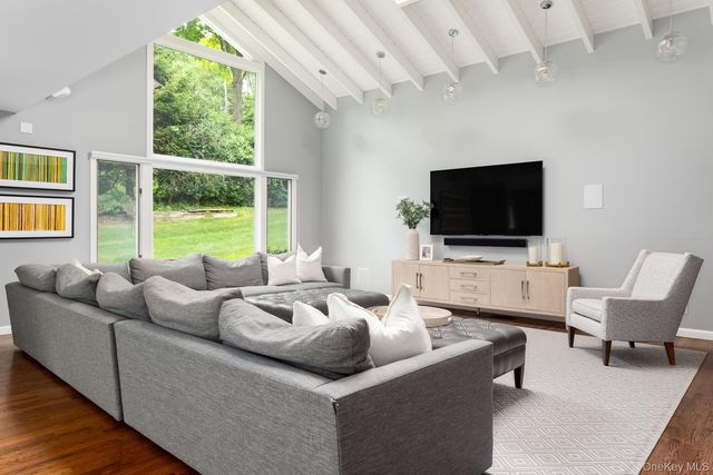 8 Seymour Place W, Armonk, NY 10504