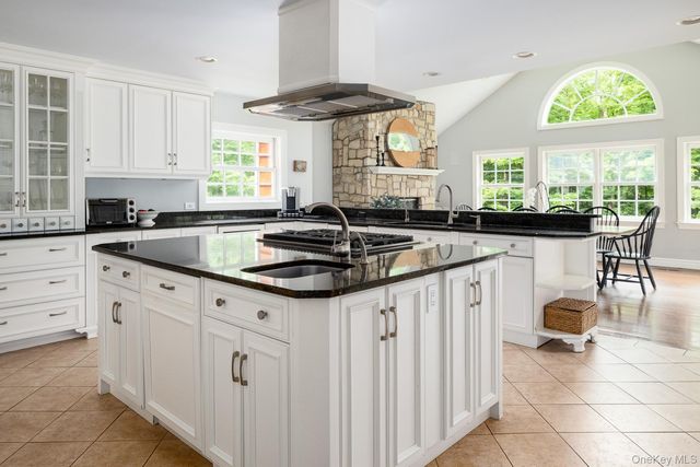 8 Seymour Place W, Armonk, NY 10504
