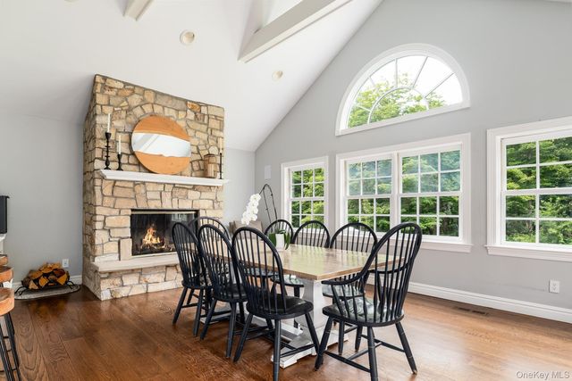 8 Seymour Place W, Armonk, NY 10504