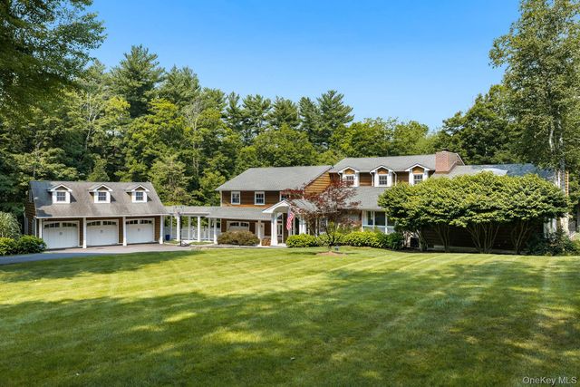 8 Seymour Place W, Armonk, NY 10504