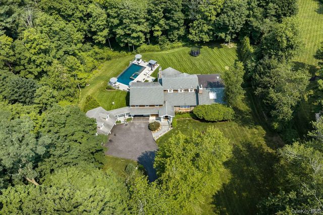 8 Seymour Place W, Armonk, NY 10504