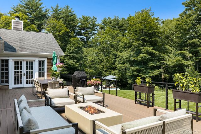 8 Seymour Place W, Armonk, NY 10504
