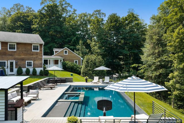 8 Seymour Place W, Armonk, NY 10504