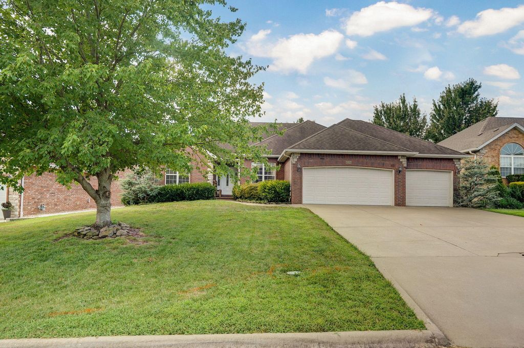 3862 W Vincent Drive, Springfield, MO 65810