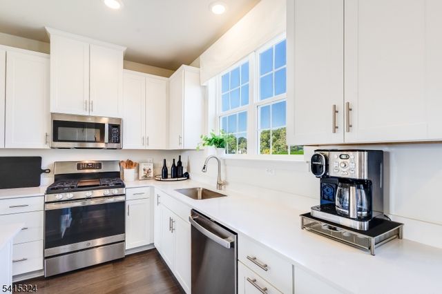 79 Eastwood Ter 79, East Hanover Twp., NJ 07936