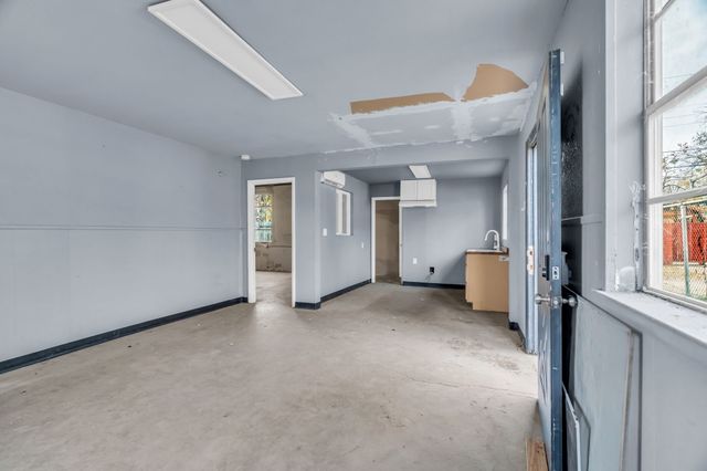 5800 E Roselane Street, Fort Worth, TX 76112