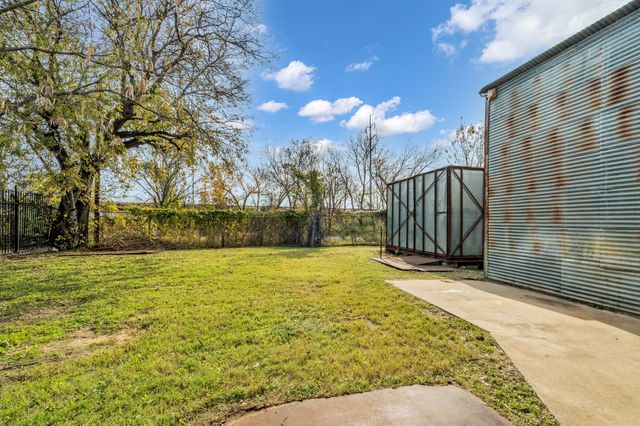 5800 E Roselane Street, Fort Worth, TX 76112