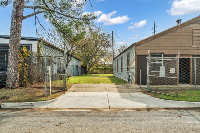 5800 E Roselane Street, Fort Worth, TX 76112