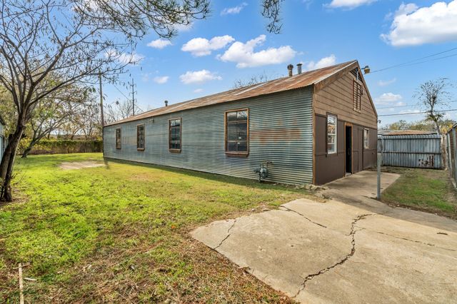 5800 E Roselane Street, Fort Worth, TX 76112