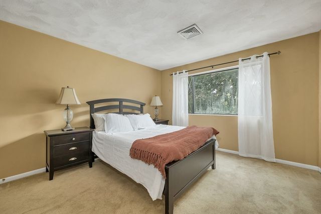 204 Farrwood Dr 204, Haverhill, MA 01835