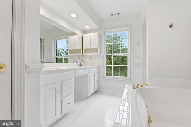 9986 FOXBOROUGH CIR, Rockville, MD 20850