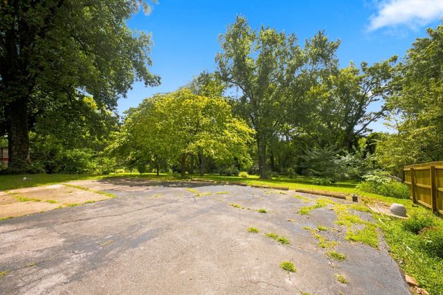 5005 Whispering Hills Ct, Nashville, TN 37211