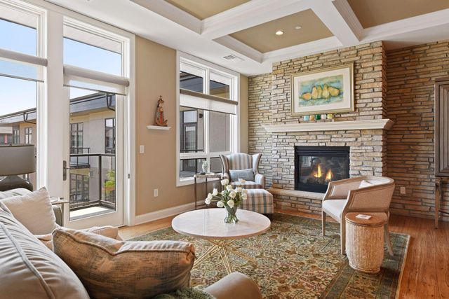 875 Lake Street N 413, Wayzata, MN 55391