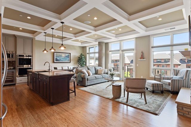 875 Lake Street N 413, Wayzata, MN 55391