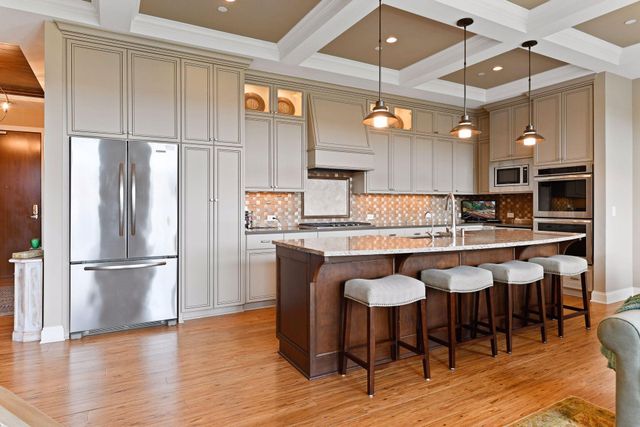 875 Lake Street N 413, Wayzata, MN 55391