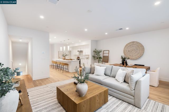 210 Oak Circle, Walnut Creek, CA 94597