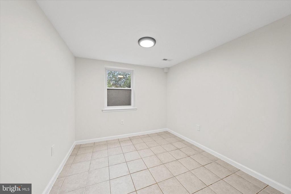 Image 13 of property listing at 6714 STOCKTON LN, Hyattsville, MD 20784