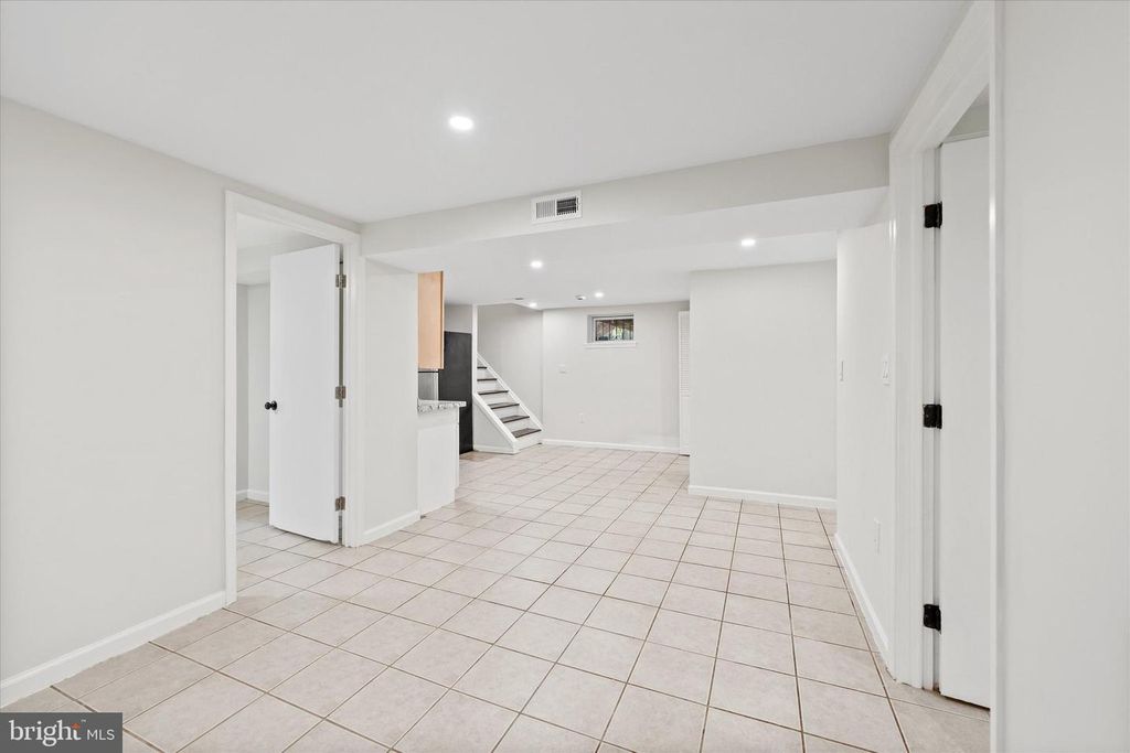 Image 18 of property listing at 6714 STOCKTON LN, Hyattsville, MD 20784