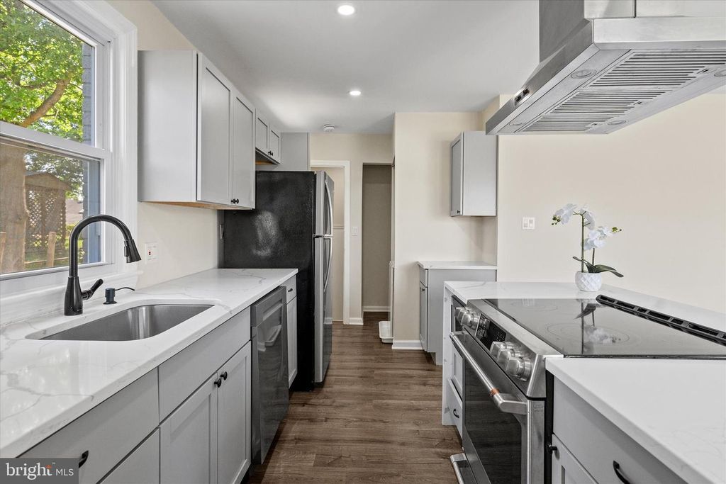 Image 2 of property listing at 6714 STOCKTON LN, Hyattsville, MD 20784
