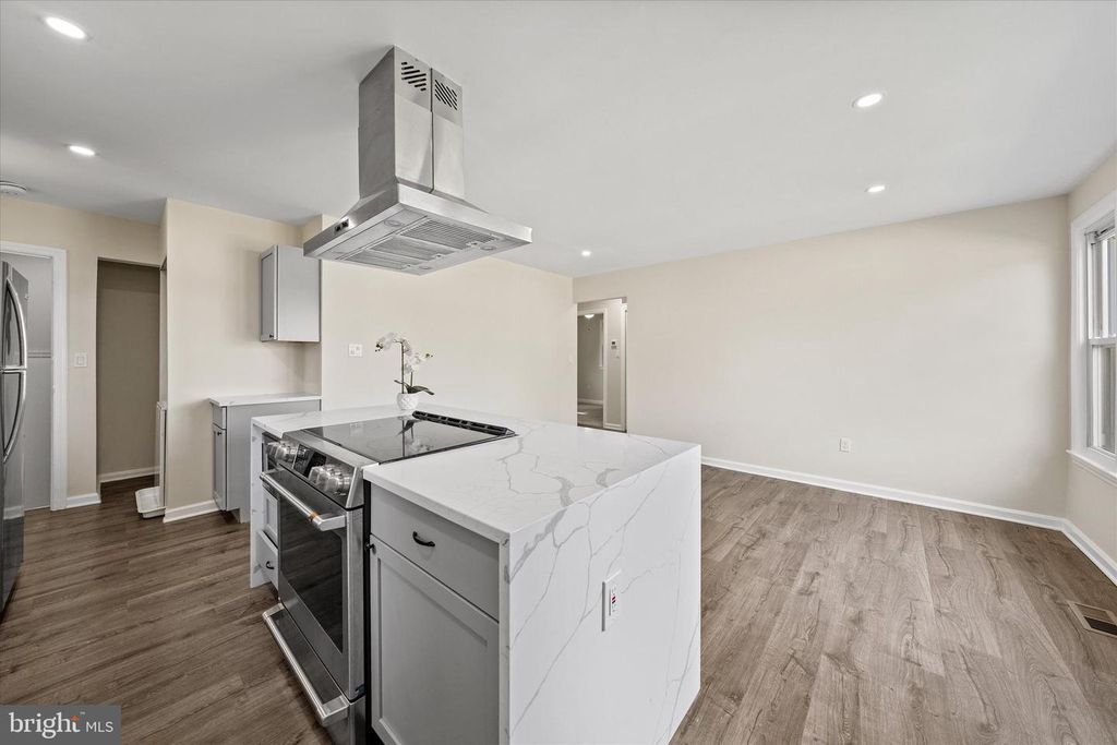 Image 3 of property listing at 6714 STOCKTON LN, Hyattsville, MD 20784