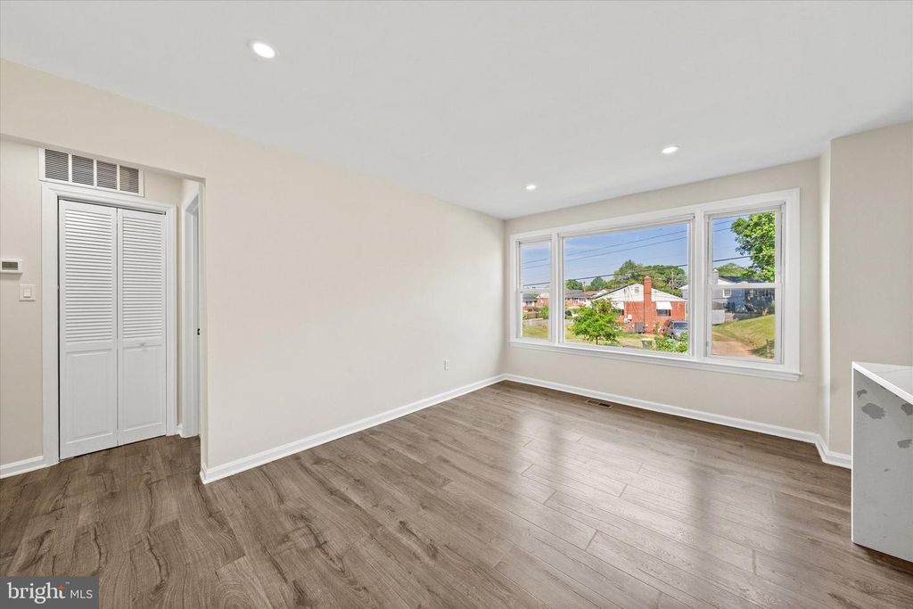 Image 4 of property listing at 6714 STOCKTON LN, Hyattsville, MD 20784