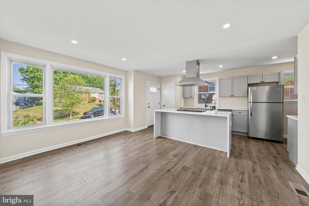 Image 5 of property listing at 6714 STOCKTON LN, Hyattsville, MD 20784