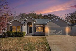 8707 N ROBINHOOD Avenue, Kansas City, MO 64154