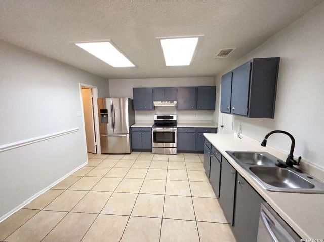 2830 FISHER FIELD DR, San Antonio, TX 78245