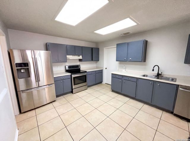 2830 FISHER FIELD DR, San Antonio, TX 78245