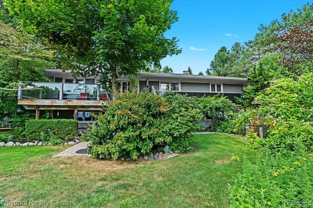 1785 Middle Road, Highland, MI 48357