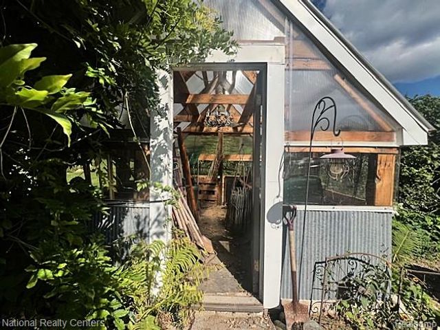 1785 Middle Road, Highland, MI 48357