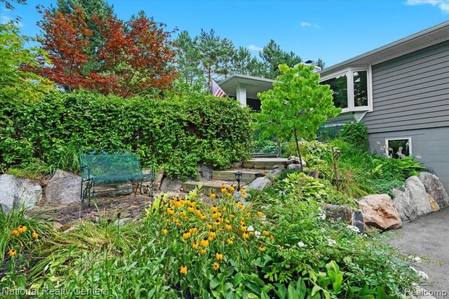 1785 Middle Road, Highland, MI 48357