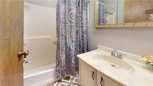 818 Seneca Drive, Belpre, OH 45714