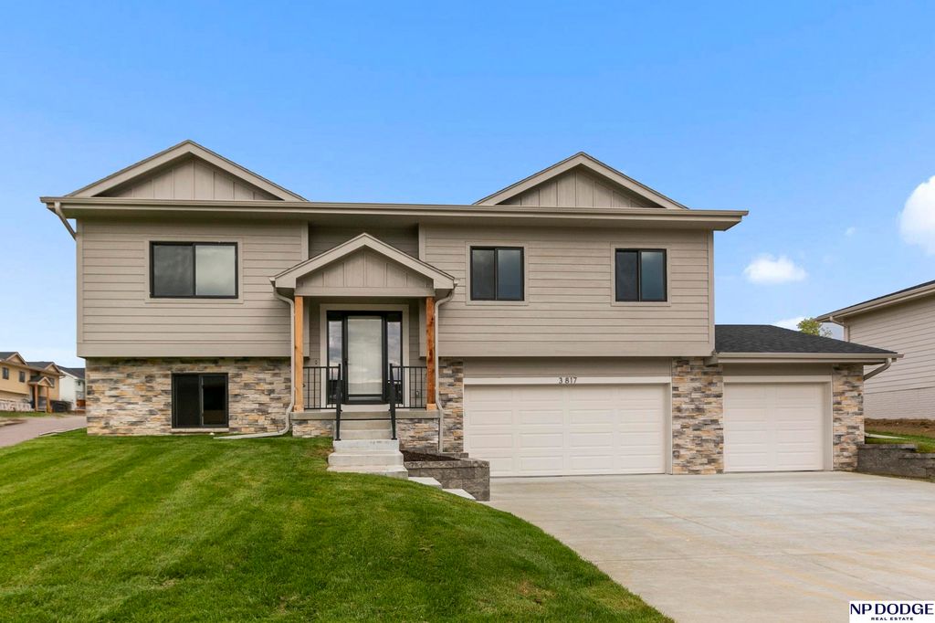 3817 Appaloosa Drive, Elkhorn, NE 68022