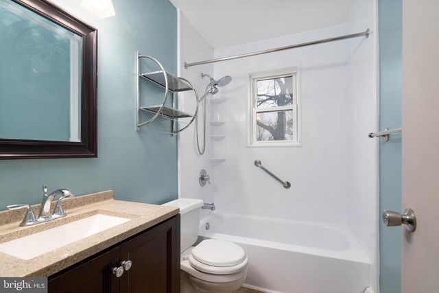 902 GARNET DR, Burlington, NJ 08016