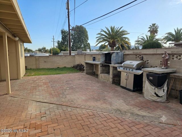 8556 E Kenyon Drive, Tucson, AZ 85710