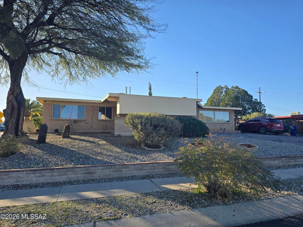 8556 E Kenyon Drive, Tucson, AZ 85710