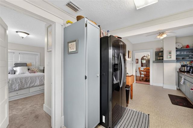 401 W SAUNDERS STREET, Plant City, FL 33563