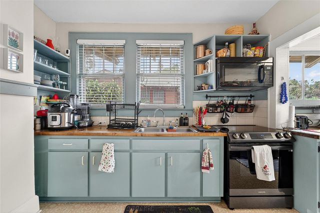 401 W SAUNDERS STREET, Plant City, FL 33563