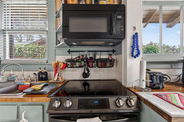 401 W SAUNDERS STREET, Plant City, FL 33563