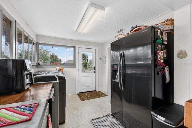 401 W SAUNDERS STREET, Plant City, FL 33563