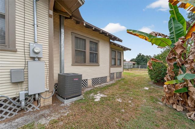 401 W SAUNDERS STREET, Plant City, FL 33563