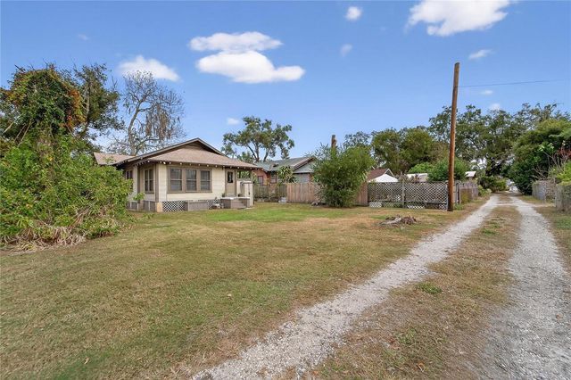 401 W SAUNDERS STREET, Plant City, FL 33563