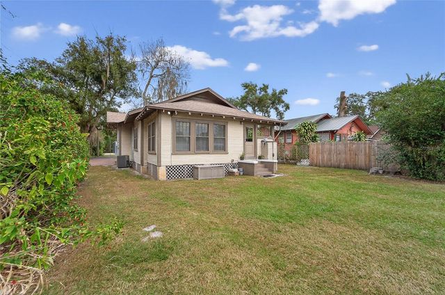 401 W SAUNDERS STREET, Plant City, FL 33563