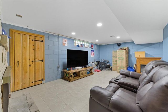 3 DELONG Avenue, Council Bluffs, IA 51503