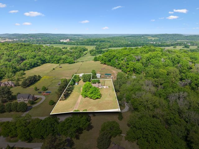 2751 Standing Oak Dr, Thompsons Station, TN 37179
