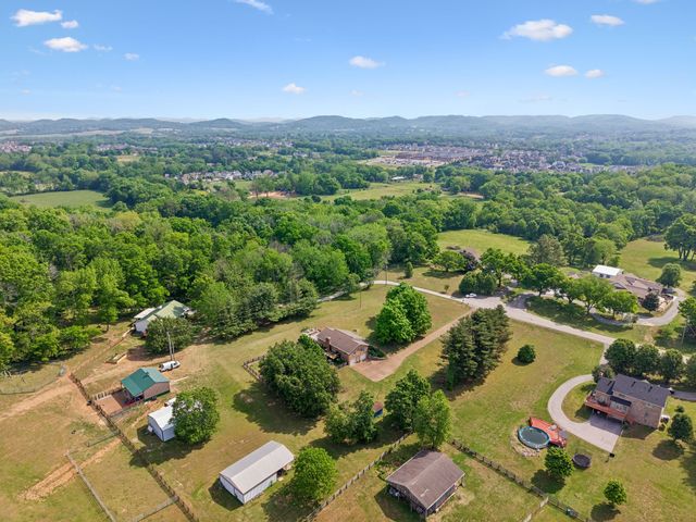 2751 Standing Oak Dr, Thompsons Station, TN 37179