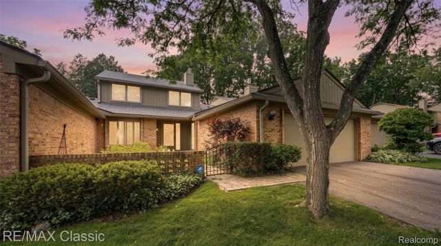 727 Arbor Court, Bloomfield Charter Township, MI 48304
